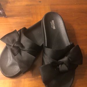 Missimo Supply Co. Black bow, size 7